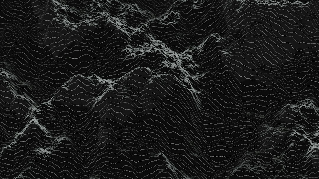 Crêtes montagneuses en noir et blanc